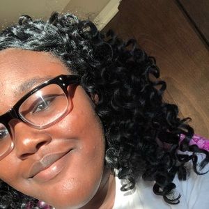 Meet your Posher, Akia